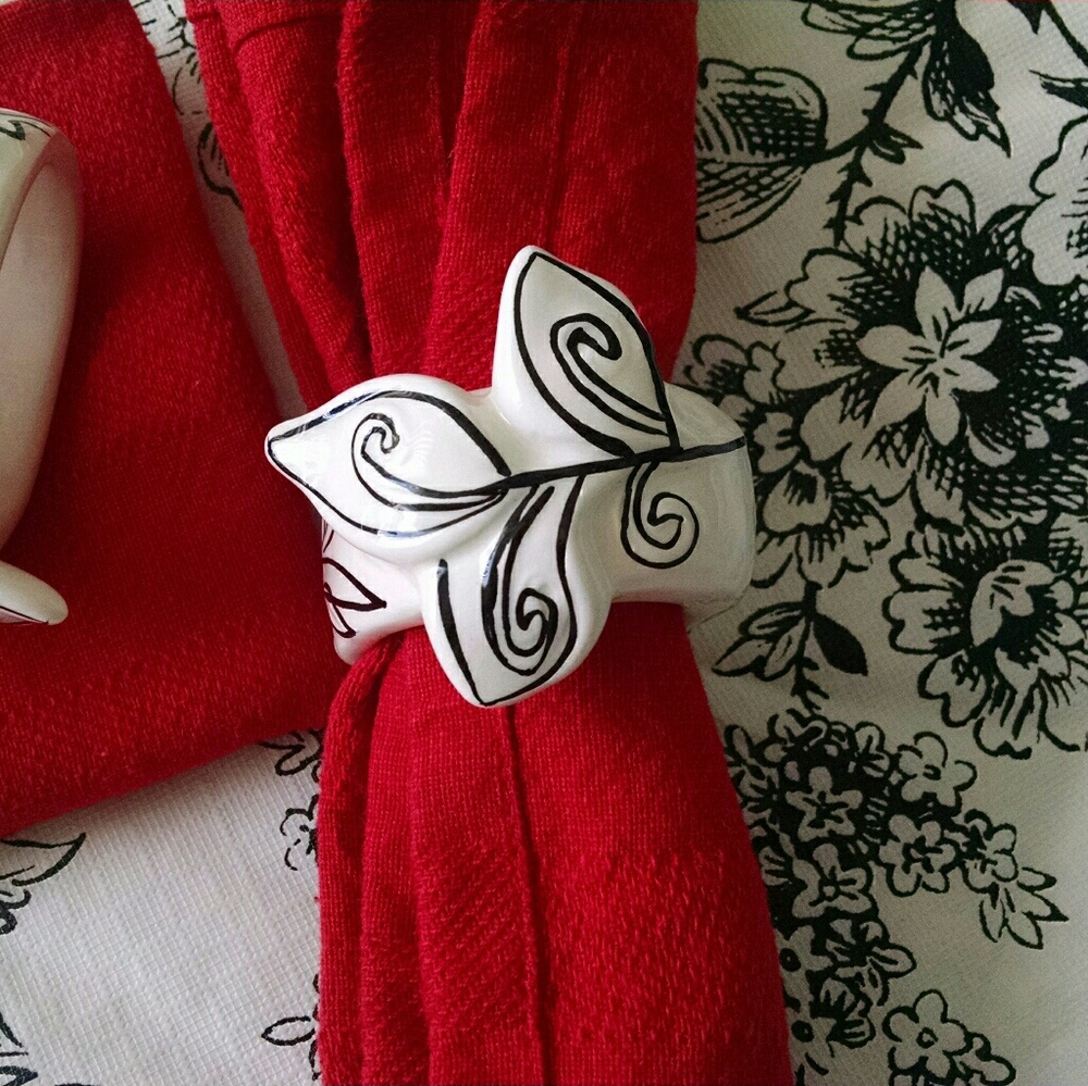 Set of 4  Black & White Ceramic Napkin Rings